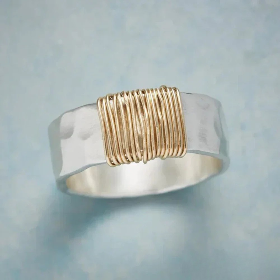 Lunari | Elegant Silver Ring with Gold Thread